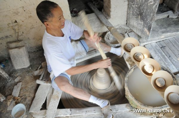 Sản phẩm của Cảnh Đức Trấn được mô tả là "mỏng như giấy, trắng như ngọc, sáng như gương và vang như chuông". Một trong những lý do tạo nên vẻ đẹp hoàn hảo cho gốm sứ nơi đây chính là sự phân công lao động rất kỹ càng.