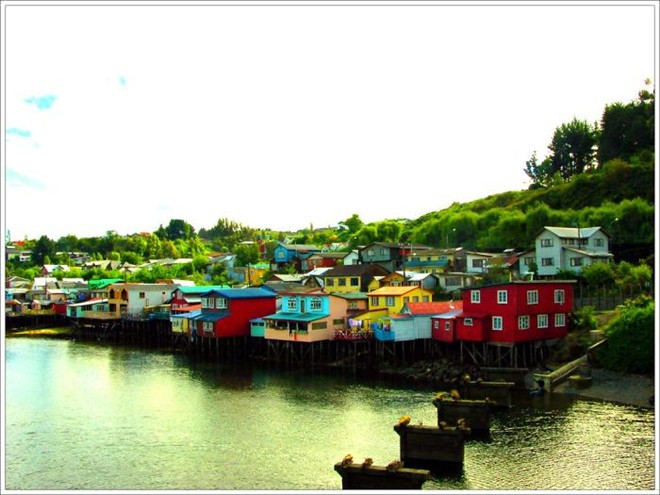 Những ngôi nhà lòe loẹt ở đảo Chiloe, Chile.