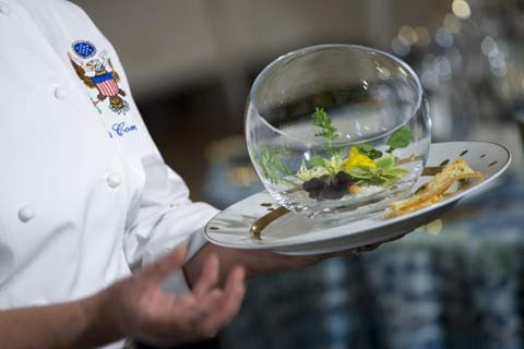 Đối với món salad, Nhà Trắng chọn lựa món Salad Khu vườn Mùa đông (ảnh), nhằm tôn vinh khu vườn của Đệ nhất phu nhân. Món chính bao gồm sườn bò khô tới từ một trang trại của gia đình tổng thống ở Colorado, ăn kèm với khoai tây chiên tới từ Vermont. Kết thúc bữa ăn là các món ngọt.