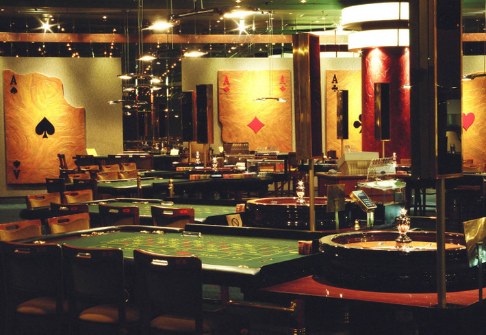 Địa điểm khác dành cho các đại gia tiêu khiển ở Ba Lan là Sòng bạc thế kỷ - Century Casinos. Casino này đang hoạt động với 9 sòng bạc ở hầu hết các thành phố lớn trên khắp Ba Lan. Một sòng bài mới của Century Casinos vừa được mở năm ngoái ở thành phố Warsaw với 4 bàn chơi trực tiếp và 30 máy chơi bài. Sòng bài mới khá gần trung tâm mua sắm và giao thông thuận lợi cho việc di chuyển đi lại.