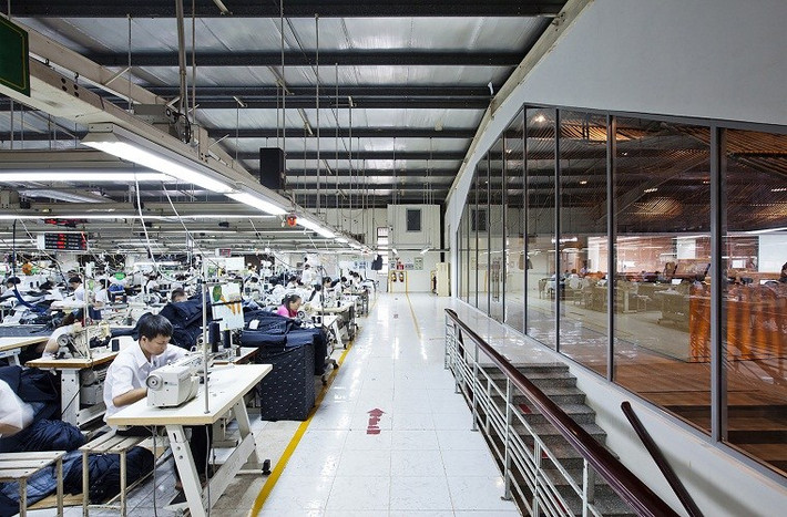 Ở phía đối diện, khu xưởng may vẫn đảm bảo ánh sáng tốt với trần cao, giúp điều hòa nhiệt.