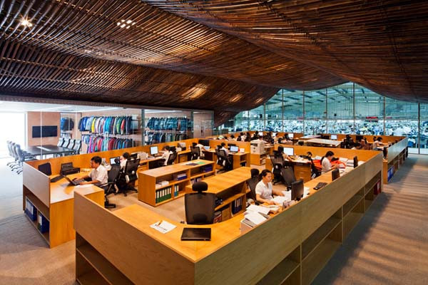 Nhờ sự kiến tạo, thiết kế mới lạ của công ty kiến trúc Võ Trọng Nghĩa, khu văn phòng và xưởng may thuộc công ty TNHH Việt Vương tại TP.HCM đã thay đổi hoàn toàn cái nhìn truyền thống về những nhà xưởng công nghiệp tại Việt Nam.