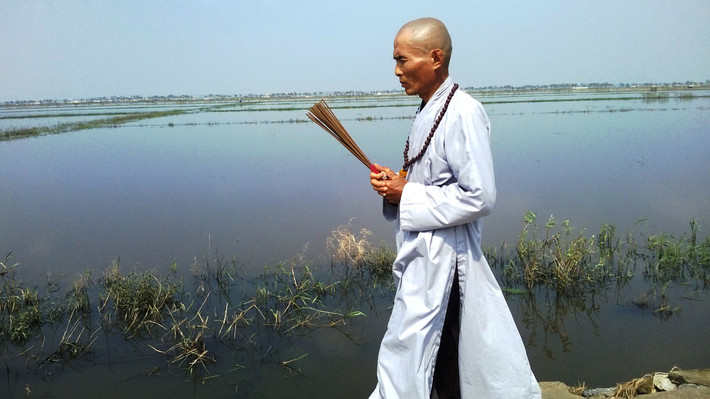 Nhà tu cho biết, ông là Lê Thanh Dũng, tên tu hành là Nguyên Chí, quê tại làng Mai Hạ, xã Xuân Thủy, Lệ Thủy, Quảng Bình. Trước từng theo học tại chùa Thiên Mụ ở Thừa Thiên Huế.