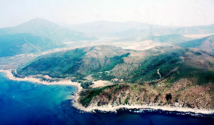 Trưởng thôn Thọ Sơn, ông Trần Ngọc Tri (xã Quảng Đông, huyện Quảng Trạch) cho biết, khu vực Vũng Chùa có địa thế độc nhất vô nhị. Đại tướng chọn đây làm nơi an nghỉ đều có lý do riêng của Đại tướng. Nhưng qua đó, thấy thêm tài hiểu biết về phong thủy của Đại tướng bởi Núi rồng không chỉ đẹp về phong cảnh, thế núi, hướng biển, mà nơi đây còn chứa đựng nhiều câu chuyện và di tích rất đặc biệt. Tại đây, trước kia có dấu tích của một ngôi chùa linh thiêng, nên người dân địa phương gọi là Vũng Chùa. Tuy nhiên, thời gian và bão lũ đã xóa mất dấu tích ngôi chùa này.