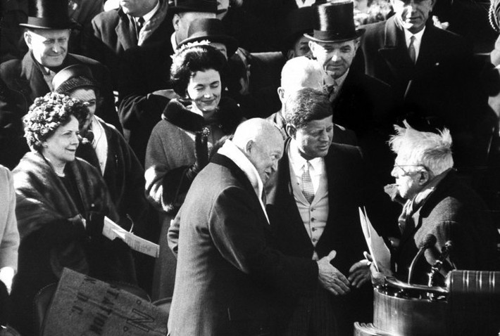 ... Bà đứng trước thi hài Tổng thống Kennedy một lát rồi nhẹ nhàng hôn lên chân chồng. Sau đó, bà lặng lẽ rời khỏi nơi ấy. Đó cũng là lần cuối cùng chúng tôi nhìn thấy Đệ nhất phu nhân Kennedy", bác sĩ McClelland xúc động thuật lại mọi chuyện.