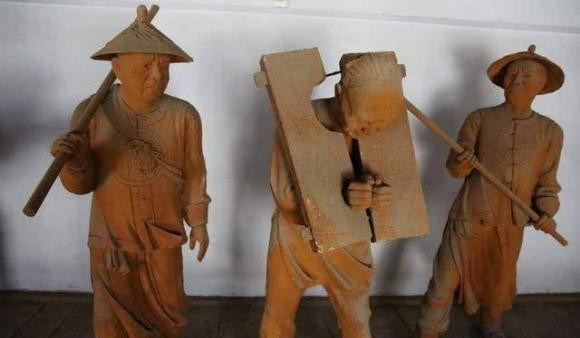 Thời xưa, người dân Trung Quốc sống hoàn toàn phụ thuộc vào trồng trọt, lấy lương thực để duy trì cuộc sống. Không có những khu công nghiệp, nhà xưởng để có thể trốn tránh và làm việc, lấy tiền mua lương thực. Khi tất cả người thân, dòng họ đã bị giết thì gần như người còn lại sẽ không biết trông cậy vào đâu, không biết làm gì để duy trì cuộc sống. Đồng thời lệnh truy nã sẽ được dán ở khắp mọi nơi, sớm muộn gì cũng sẽ bị bắt và xử tử.
