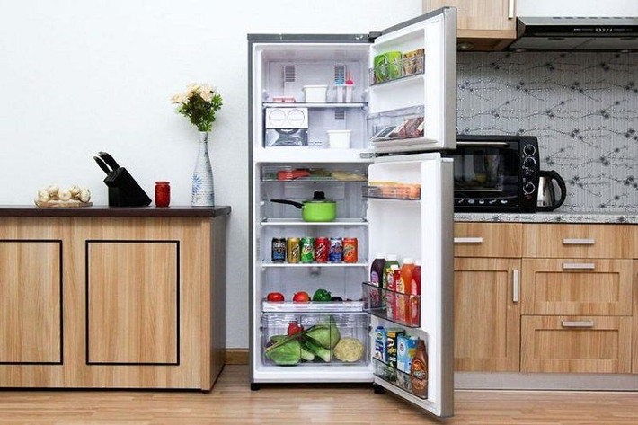 Hướng đặt tủ lạnh trong phòng bếp. Tủ lạnh thuộc Kim nên vị trí đặt tốt nhất là phòng bếp, bởi phòng bếp thuộc cung Hỏa, cần có sự xuất hiện của Kim để cân bằng ngũ hành, tạo ra không gian thịnh vượng. Tuy nhiên, việc chọn hướng đặt tủ lạnh cũng không phải tạm thời, cần lựa được vị trí tốt, sinh lợi.