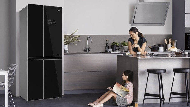 Những vị trí đặt tủ lạnh trong bếp tốt: - Nên đặt tủ lạnh hướng Bắc để hút lộc vào nhà. - Nên đặt tủ lạnh ở vị trí bếp nhưng hãy đặt cửa tủ lạnh quay về hướng Bắc hoặc hướng Đông Nam, bởi theo quan niệm phong thủy đây là hướng lành. Tủ lạnh lại thuộc Kim, lại hoạt động 24/24h cần phải chọn hướng phù hợp để không bị chấn động?