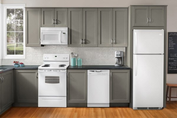 Không đặt tủ lạnh đối diện với cửa ra vào nhà bếp bởi ánh sáng sẽ chiếu thẳng trực tiếp vào khiến nhiệt độ cao hay nói cách khác cửa mở tủ lạnh không được thuận. Điều này sẽ làm cho dòng năng lượng bên ngoài đụng độ với nhau khiến gia chủ làm ăn bị bất ổn, có thể dẫn đến phá sản.