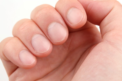 Sau vài tuần, móng tay, lông, tóc, da bắt đầu khô cứng và dễ dàng long ra. Thêm vào đó, côn trùng, vi khuẩn ở trong lòng đất tham gia "đại tiệc" phân hủy xác chết và môi trường bên ngoài cũng tác động rất lớn.