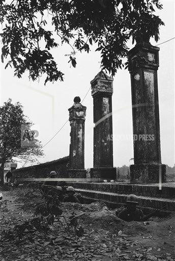 Một góc công trình ở Huế bị ảnh hưởng bởi bom đạn ngày 16/2/1968. Binh lính Sài Gòn đang ẩn nấp tại địa điểm này.
