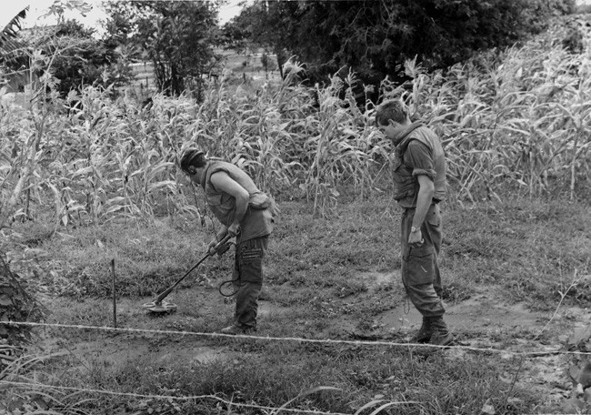 Hai binh sĩ New Zealand sử dụng máy dò tìm bom mìn tại khu vực gần làng Hòa Long năm 1969.