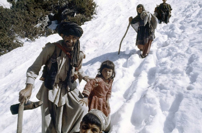 Người tị nạn Afghanistan di chuyển qua con đường tuyết phủ trắng xóa hồi tháng 5/1980.