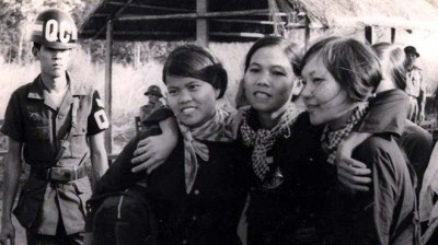 Võ Thị Thắng (bìa phải) cùng các nữ tù chính trị nữ trong đợt trao trả tù binh tại Lộc Ninh tháng 4/1974.