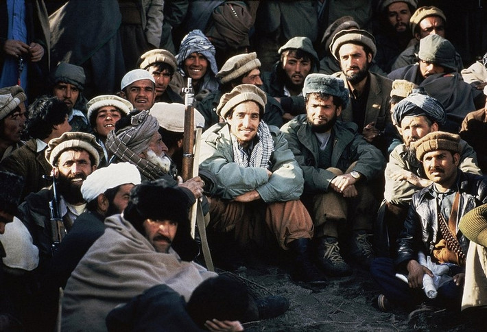 Nhà lãnh đạo Afghanistan Ahmad Shah Massoud ngồi cùng đồng đội năm 1984.