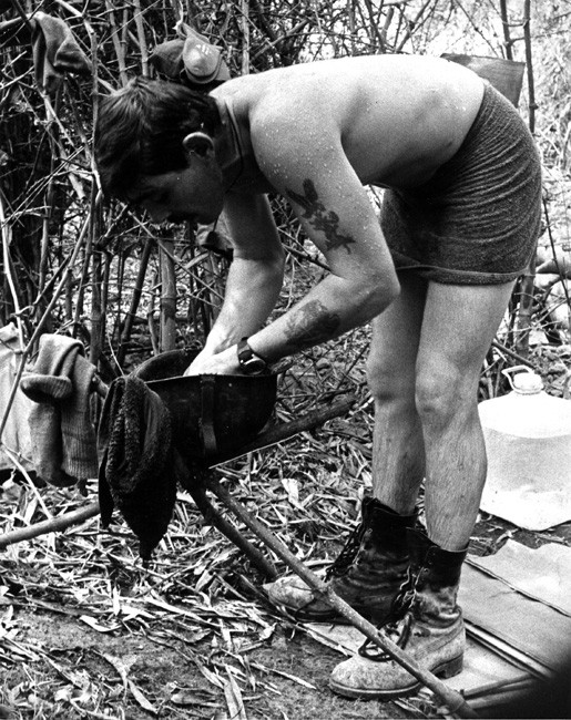 Thiếu tá Larry Southern sử dụng mũ của mình để đựng nước rửa mặt năm 1969.