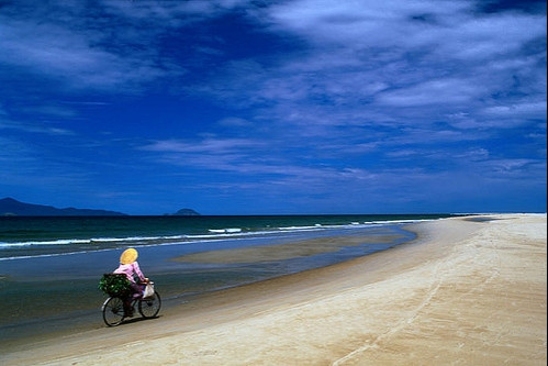Bãi biển Cửa Đại hấp dẫn du khách bởi vẻ đẹp yên bình, sóng biển hiền hòa, không khí trong lành, thoáng mát.
