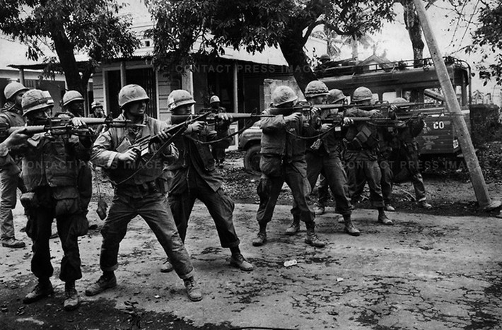 Ảnh chụp một nhóm binh sĩ Mỹ giơ súng ngắm bắn.