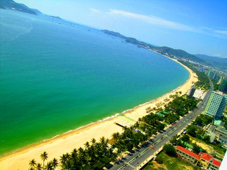 Nha Trang, Khánh Hòa là một trong những điểm đến hút khách nhất ở Việt Nam. Nơi đây có nhiều bãi tắm tuyệt đẹp cùng với những hàng dừa, phi lao xanh ngút ngàn tạo nên vẻ đẹp nên thơ.