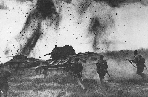 3. Trận Kursk là trận chiến trên không kinh điển giữa Liên Xô và Đức diễn ra từ ngày 4/7/1943 đến ngày 23/8/1943. Trong trận không chiến đó, sức mạnh quân sự của Liên Xô áp đảo Đức với hơn 1,9 triệu binh sĩ, khoảng 2.800 máy bay chiến đấu, 5.000 xe tăng.