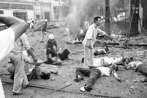 Ảnh chụp Đại sứ quán Mỹ ở Sài Gòn bị đánh bom ngày 30/3/1965.