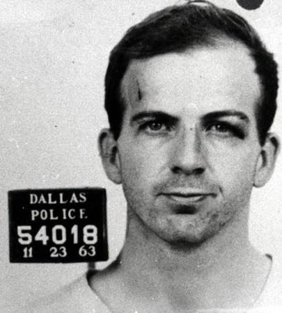 7 tháng trước khi ám sát Tổng thống John F. Kennedy, Oswald được cho là đã thực hiện vụ ám sát một vị tướng quân đội Mỹ nhưng không thành công.