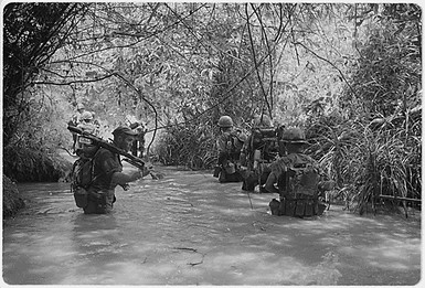 Thủy quân lục chiến Mỹ tuần tra ở Đông Hà, Quảng Trị năm 1966.