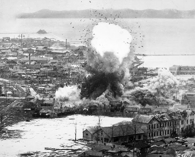 Ảnh chụp máy bay ném bom B-26 oanh tạc tại Wonsan, Triều Tiên năm 1951.