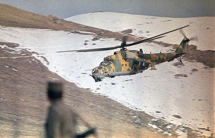 Trực thăng quân sự Afghanistan cùng các đoàn xe của quân đội Liên Xô chuyên chở thực phẩm và nhiên liệu đến Kabul. Ảnh chụp ngày 30/1/1989.