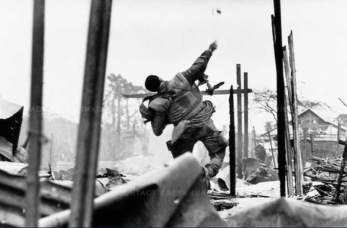 Binh sĩ Mỹ ném lựu đạn trong thời gian diễn ra trận đánh ở Huế tháng 2/1968.