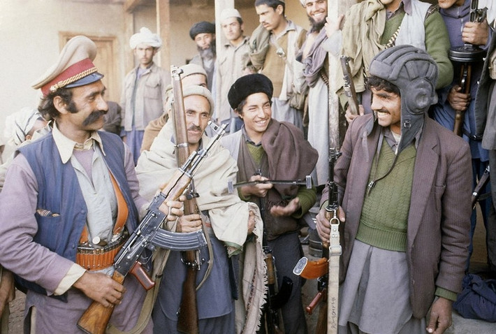 Ảnh chụp phiến quân Hồi giáo ở vùng phụ cận thủ đô Kabul ngày 21/2/1980. Vào thời điểm đó, phiến quân Hồi giáo đã tấn công đoàn xe di chuyển từ Pakistan đến Afghanistan.