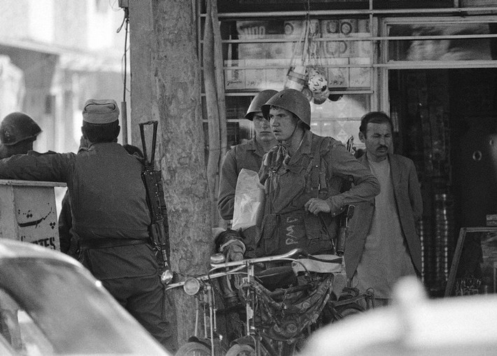 Một người lính Afghanistan với tên lửa vác vai Stinger năm 1987.