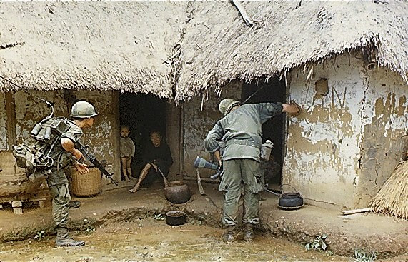 Lính Mỹ truy tìm tung tích bộ đội Việt Nam tại một ngôi nhà của người dân tại Quy Nhơn ngày 10/6/1966.