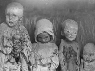 Theo đó, vào ban ngày, Enriqueta ăn mặc rách rưới như ăn xin và tìm cơ hội sát hại những trẻ em vô gia cư hay bị gia đình bỏ rơi. Thậm chí, ả còn bị cáo buộc là bắt cóc cả trẻ sơ sinh.