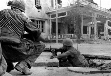 Lính Mỹ chiến đấu trên đường phố Huế năm 1968.
