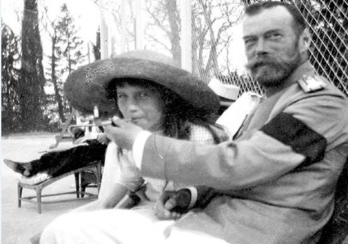 Sa hoàng Nga Nicholas II cho con gái là công chúa Anastasia hút thuốc.