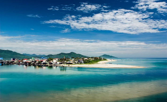 Lăng Cô, Huế được du khách đánh giá là bãi biển hoang sơ, lãng mạn. Cát trắng, nắng vàng, biển xanh của Lăng Cô đã trở thành thiên đường hút khách du lịch.