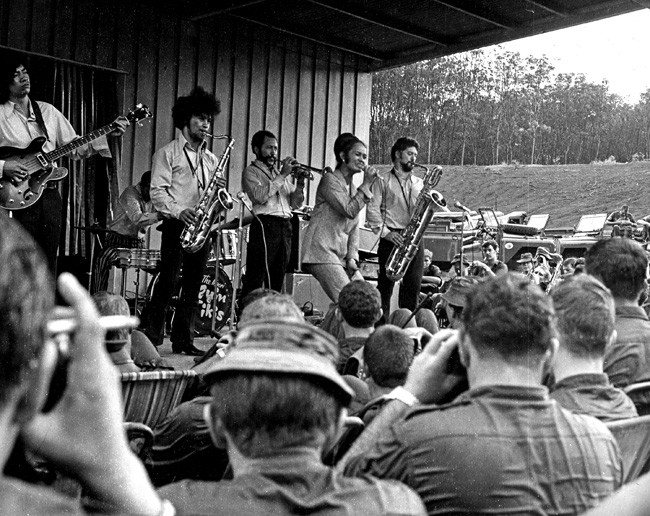 Một nhóm nghệ sĩ biểu diễn nghệ thuật cho binh sĩ New Zealand và Australia ở Núi Đất năm 1969.