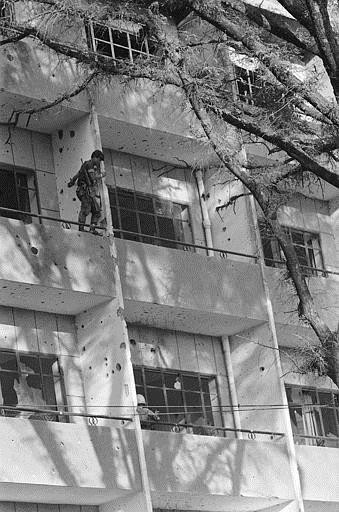 Một binh sĩ quân đội Sài Gòn trèo từ ban công này sang ban công khác. Ảnh chụp tại Sài Gòn ngày 31/1/1968.