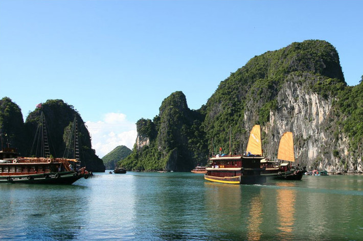 Khi đến vịnh Hạ Long, du khách có cơ hội khám phá, ngắm cảnh đẹp nơi đây bằng du thuyền hay chèo kayak thăm thú vẻ đẹp hoang sơ đầy quyến rũ của các đảo… Nơi đây cũng có nhiều món ăn đặc sản của Quảng Ninh như: chả mực giã tay, bánh cuốn chả mực, bún xào ngán, sam Hạ Long, cà sáy Tiên Yên…