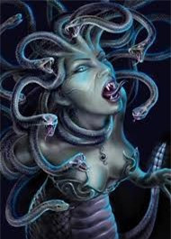 4. Gia tộc Gorgon: Gia tộc Gorgon có 3 chị em đầu rắn là Stheno, Euryale và Medusa. Truyền thuyết kể rằng, bất kể ai nhìn vào mắt của Gorgon đều bị hóa đá. Các nhân vật tương tự xuất hiện trong những thế kỷ đầu tiên của truyện kể Hy Lạp, trong đó những sinh vật giống Gorgon cũng có vảy và móng vuốt nhưng không có mái tóc rắn.
