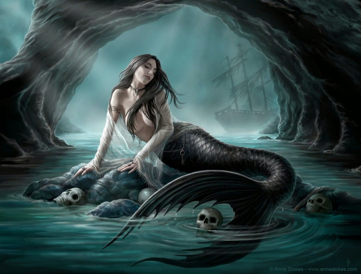 9. Siren: Trong truyện Hy Lạp cổ đại, Siren - nàng tiên với giọng hát huyền bí - là sinh vật với đầu và thân trên của một người phụ nữ còn chân và đuôi là của một con chim. Siren là sinh vật gây nguy hiểm cho các thủy thủ, dùng tiếng hát lôi kéo họ đến hòn đảo của mình. Khi Odysseus trở về từ Troy trong sử thi nổi tiếng của Homer The Odyssey, anh ta phải buộc mình vào cột buồm của con tàu để không bị sa bẫy của Siren. Truyền thuyết tồn tại trong một thời gian dài. Vài thế kỷ sau, nhà sử học La mã Pliny the Elder đưa ra bằng chứng chứng minh Siren là những sinh vật hư cấu, tưởng tượng hơn là những sinh vật thực tế.