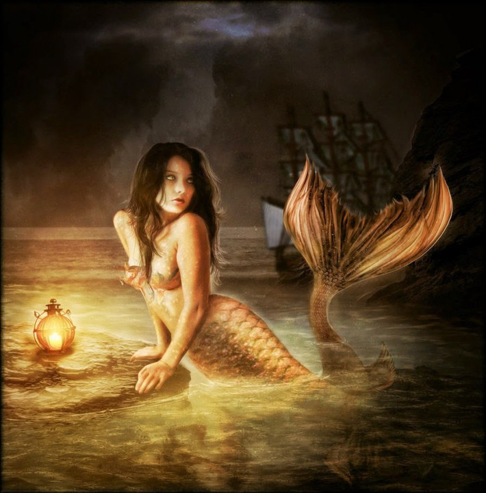 6. Mermaid: Câu chuyện đầu tiên về sinh vật này xuất phát từ Assyria cổ đại khi nữ thần Atargatis biến mình thành một nàng tiên cá vì đã vô tình giết chết người yêu. Nàng tiên cá mang hình dáng thân trên của một người phụ nữ và thân dưới của một con cá. Kể từ đó, nàng tiên cá đã xuất hiện trong những câu chuyện dành mọi lứa tuổi, và sự tồn tại của nàng tiên cá không hẳn chỉ trong truyền thuyết. Christopher Columbus khẳng định ông đã nhìn thấy những nàng tiên cá trong cuộc hành trình khám phá thế giới mới của mình. Các nàng tiên cá đã trở thành một nhân vật gây tiếng vang khi hãng phim Walt Disney sản xuất bộ phim hoạt hình The Little Mermaid vào năm 1989, dựa trên câu chuyện cổ tích về nàng tiên cá của Hans Christian Anderson năm 1837.