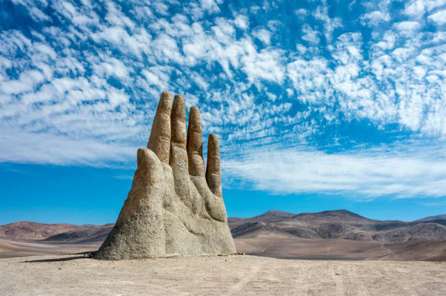 17. Bàn tay sa mạc, Chile: Sa mạc Atacama ở Chile chạy dọc bờ biển Thái Bình Dương là một trong những địa điểm khô nhất trên Trái đất. Nghệ sĩ Mario Irarrázabal đã quyết định xây dựng bức tượng mang tên Bàn tay sa mạc với chiều cao 11m ở đây vào đầu những năm 1980. Ngày nay, nó thu hút hàng nghìn du khách tới chiêm ngưỡng mỗi năm.