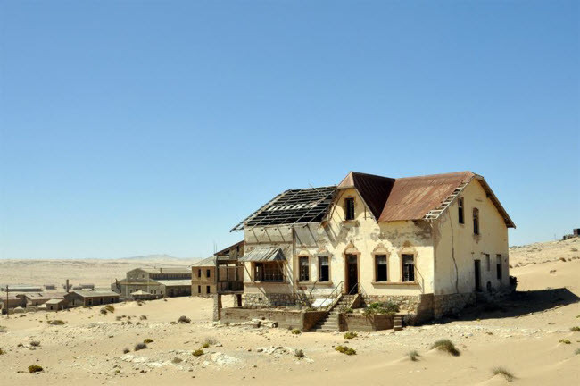 15. Thị trấn Kolmanskop, Namibia: Kolmanskop từng là một trong những thị trấn giàu có nhất thế giới nhờ có các mỏ kim cương được phát hiện vào đầu thế kỷ 20. Những nơi đây đã bị bỏ hoang vào năm 1965, khi những khai thác mỏ bỏ đi. Sau gần 60 năm hoang phế, thị trấn Kolmanskop hiện trở thành địa điểm du lịch hấp dẫn trên sa mạc Namib.