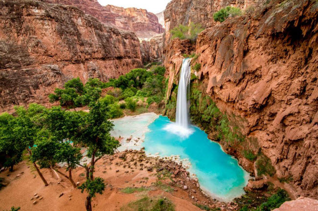 14. Thác Havasupai, Mỹ: Nằm sau trong hẻm núi Grand Canyon, thác Havasupai là thiên đường dành cho những du khách đam mê khám phá thiên nhiên. Bạn có thể đắm mình trong làm nước khoáng trong vắt hay đi bộ khám phá phong cảnh xung quanh thác.