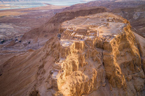 1. Pháo đài Masada, Israel: Công trình cũng được UNESCO công nhận là di sản thế giới. Du khách có thể đi bộ lên pháo đài cổ hoặc di chuyển bằng cáp treo.Pháo đài cổ nằm ở giữa sa mạc Judaean với tầm nhìn tuyệt đẹp ra xung quanh. Được xây dựng bởi nhà vua Herod vào năm 30 trước công nguyên, Masada là một trong những di tích khảo cổ học quan trọng nhất ở Israel.