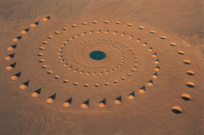 18. Desert Breath, Ai Cập: Công ty thiết kế D.A.ST. Arteam đã xây dựng tác phẩm nghệ thuật sắp đặt mang tên Desert Breath (Hơi thở sa mạc) vào năm 1997 gần thị trấn nghỉ dưỡng El Gouna trên sa mạc Sahara. Tác phẩm bao gồm các ụ cát hình nón với đường kính 30m cùng các hố tròn chứa nước.