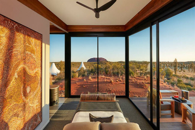 11. Khách sạn Kinh độ 131°, Australia: Khách sạn sang trọng nằm gần kỳ quan nổi tiếng Uluru ở vùng Northern Territories. Với dịch vụ spa, ẩm thực hấp dẫn và phòng ngủ có tầm nhìn đẹp, nơi đây là điểm dừng chân lý tưởng ở giữa sa mạc.