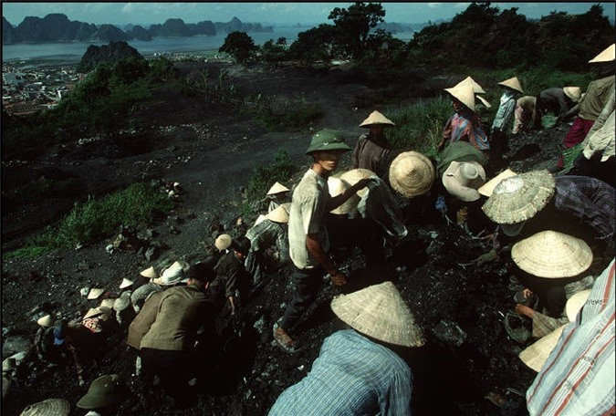 Hàng nhập từ Trung Quốc tại chợ biên giới ở Móng Cái, 1995.